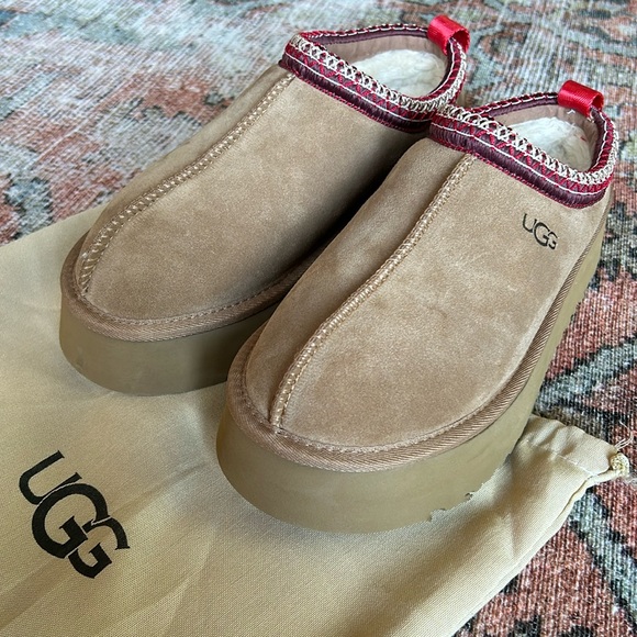 UGG Tazz Platform Slippers Size 9 NEW!! - Picture 1 of 12